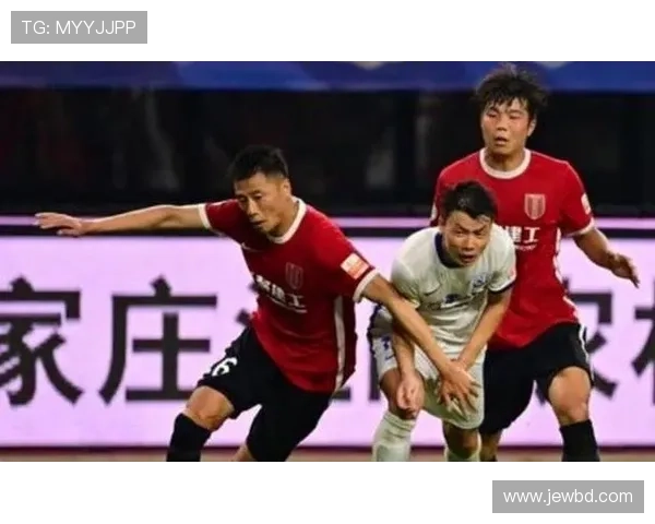 新赛季足球联赛开幕大幕拉开 多支豪门球队引发球迷热议与期待