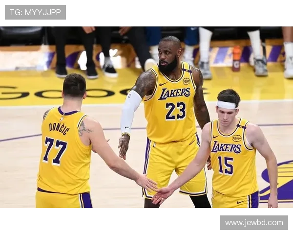 詹姆斯率湖人逆转取胜 西部格局再生变数 新赛季争冠悬念升级