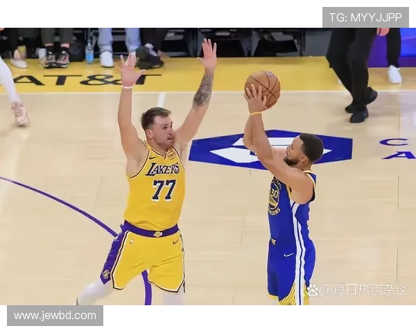 詹姆斯迎来职业生涯第20000个得分大关 勇士队与湖人队季前赛展现激烈竞争